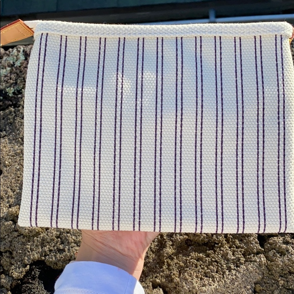 Louis Vuitton Antigua Pouch - Picture 2 of 6